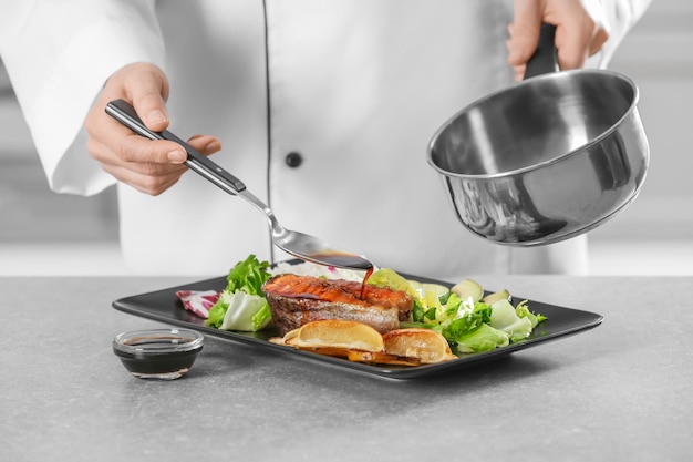 Kucharz przygotowuje danie